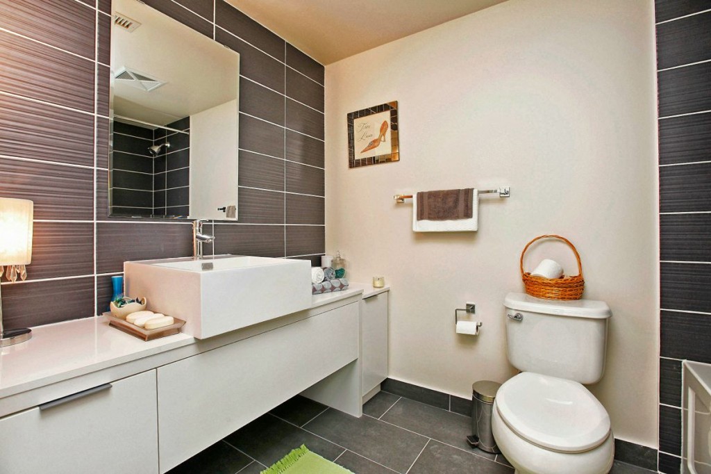 5 Hanna Ave 639 Bathroom 1