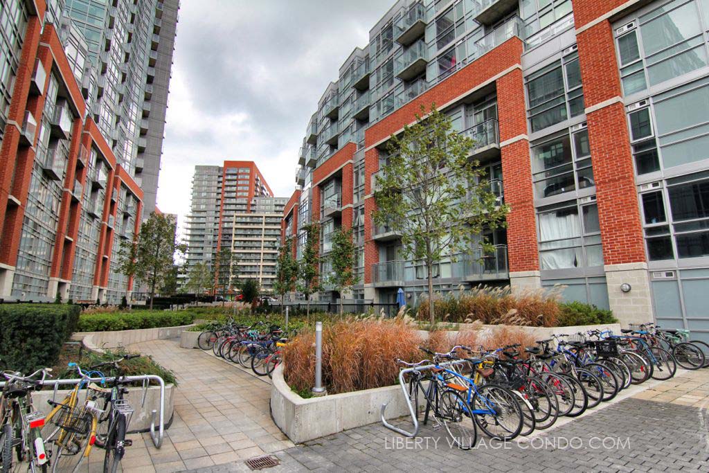 Bicycle parking between 150 and 170 Sudbury St