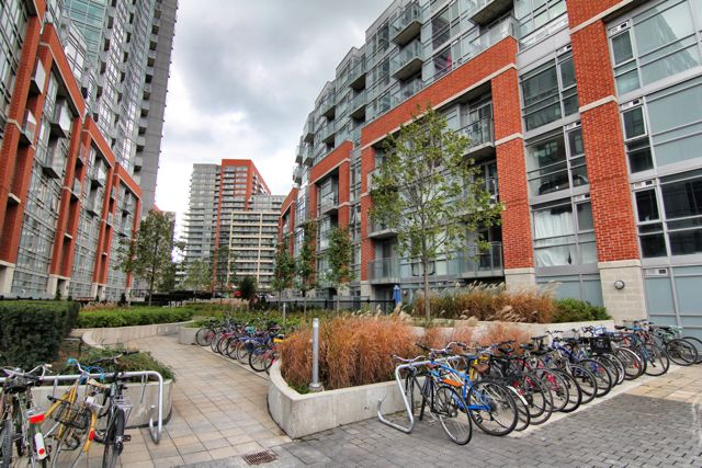 Bicycle parking between 150 and 170 Sudbury St