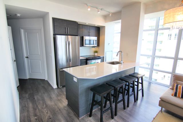 85 East Liberty 1906 kitchen with breakfast bar